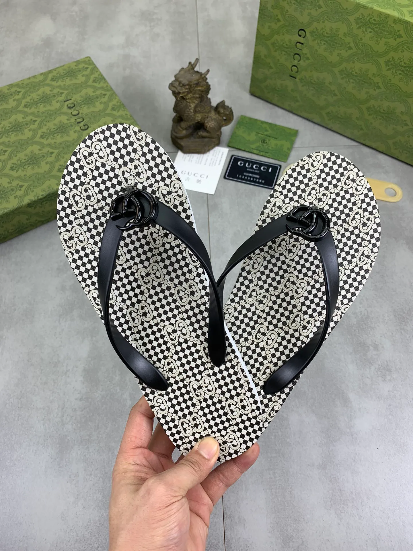 Men's men's shoes 💰P220💰【New style】🆘【GUCCI】Official website's popular Gucci adult couple 🧑‍🤝‍🧑 style, children's flip-flops are on sale at the counter simultaneously! Original fabric imported from Italy. Original bottom provided by the original factory. Size: Adult 36-45. Children’s size: 30-37. Multiple colors available.